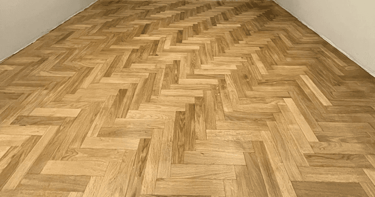 dettaglio di parquet montato a spina di pesce