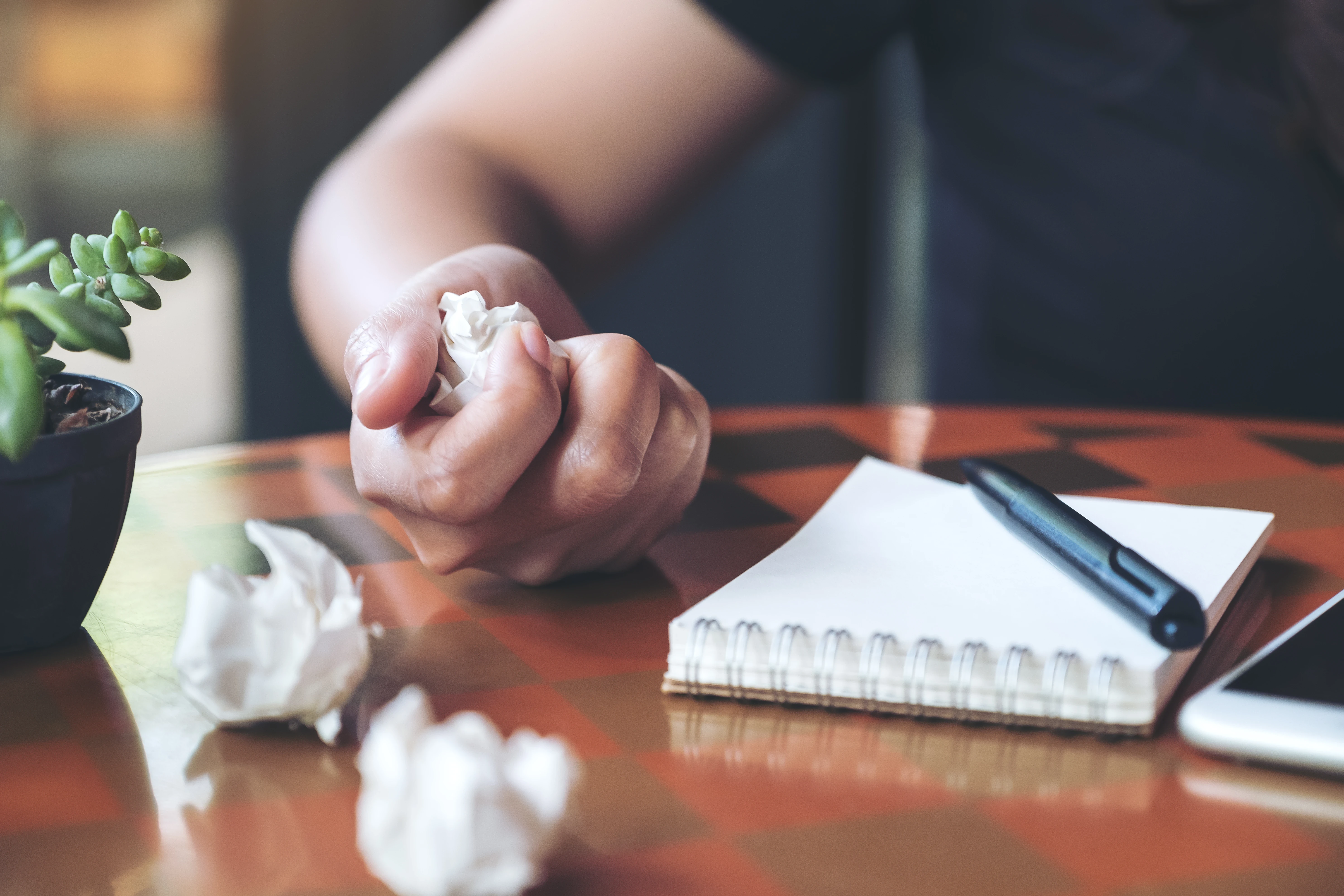 Personne tenant du papier dans sa main cherchant des preuves d'un préjudice.