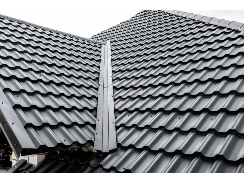 Vue aérienne d’une toiture métallique résidentielle installée dans le Grand Montréalandyman services