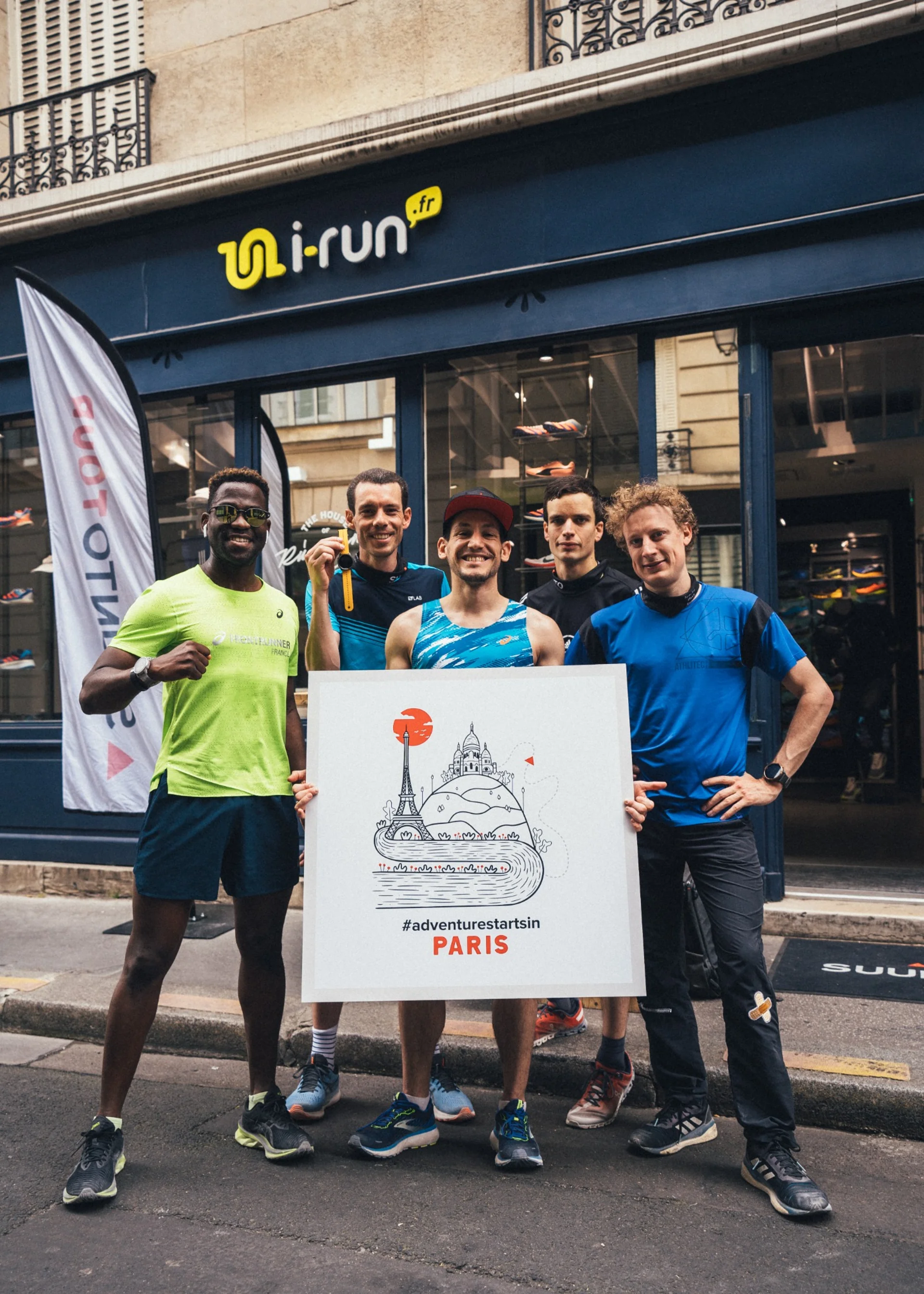 Coureurs du Suunto Tour posant devant le magasin i-Run à Paris.