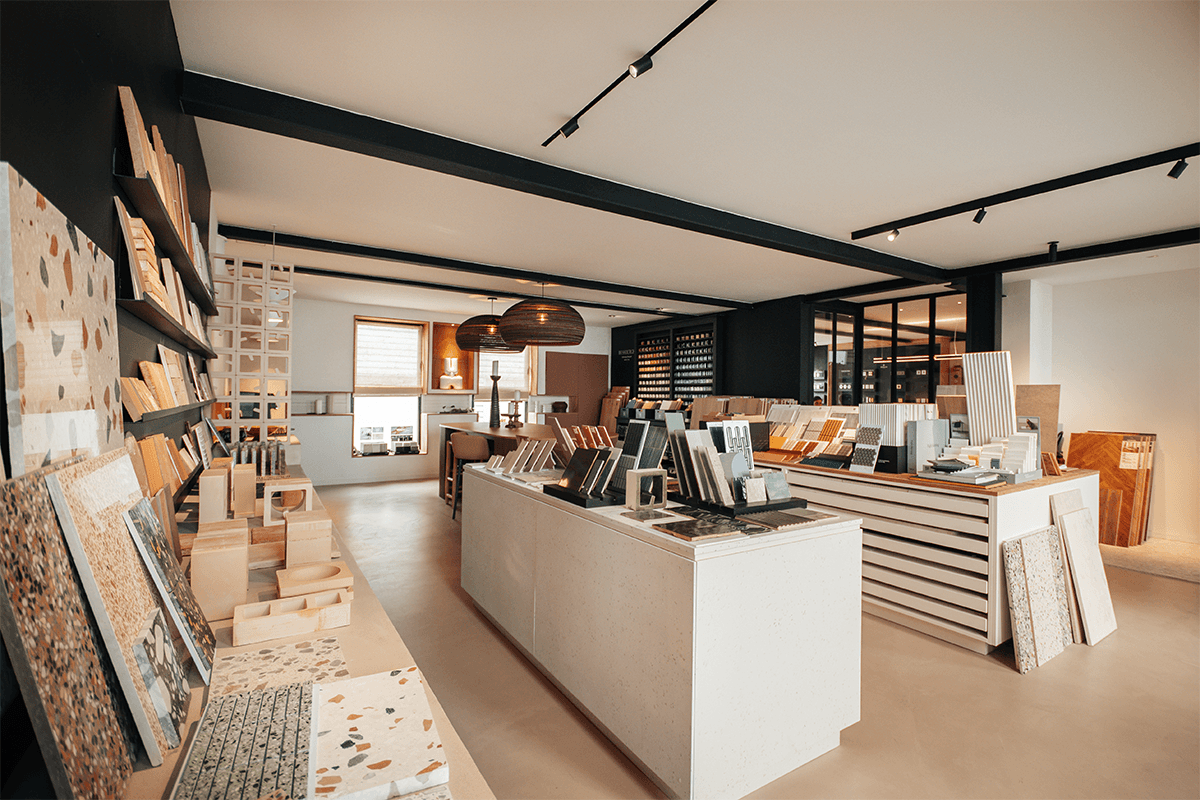 showroom architecture intérieure, showroom matériaux, showroom design, matériauthèque, espace inspiration, showroom décoration, showroom mobilier, architecture intérieure Montpellier, agence d’architecture, design d’intérieur, espace de conseil, projet clé en main, expérience client, showroom haut de gamme.  showroom Montpellier, matériauthèque Montpellier, showroom architecture Montpellier, showroom décoration Montpellier, showroom mobilier Montpellier, agence d’architecture Montpellier, architecte d’intérieur Montpellier, espace d’inspiration Montpellier, showroom Hérault, design intérieur Montpellier.  300 m² d’exposition, espace d’exposition, showroom de 300 m², parcours client, espace immersif, expérience showroom, lieu de découverte, univers matériaux, espace conseil, accompagnement personnalisé, lieu d’inspiration, espace professionnel, concept store architecture.  matériauthèque, bibliothèque de matériaux, sélection de matériaux, matériaux naturels, matériaux nobles, échantillons matériaux, palette de matières, conseil matériaux, choix des finitions, textures et matières, matériaux durables, matériaux haut de gamme.  travertin, marbre véritable, pierre naturelle, céramique, zelliges, terrazzo, bois naturel, métal, tissus d’ameublement, revêtements muraux, matériaux authentiques, finitions architecturales, matières durables, matériaux premium.  mobilier design, mobilier contemporain, mobilier sur mesure, mobilier haut de gamme, mobilier résidentiel, mobilier professionnel, design de mobilier, sélection de mobilier, décoration intérieure, agencement intérieur, mobilier personnalisé, design intemporel.  cuisine d’exposition, salle de bains d’exposition, aménagement intérieur, architecture résidentielle, rénovation haut de gamme, construction neuve, projet résidentiel, architecture sur mesure, habitat d’exception, projet clé en main.  moodboard, planche tendance, direction artistique, harmonie des matières, choix des couleurs, ambiance intérieure, identité du projet, design émotionnel, décoration sur mesure, personnalisation des espaces, cohérence architecturale.  échantillons grand format, panneaux matériaux, nuanciers, bibliothèque d’échantillons, comparaison des matières, choix des revêtements, sélection des finitions, aide à la décision, conception personnalisée, conseil décoration.  accompagnement client, conseil en architecture intérieure, conseil décoration, choix des matériaux, sélection du mobilier, accompagnement de projet, expertise architecturale, expérience personnalisée, conception collaborative, suivi de projet.  artisanat, savoir-faire, menuiserie sur mesure, fabrication locale, artisans partenaires, excellence des finitions, détail architectural, qualité des matériaux, design raffiné, architecture responsable, circuits courts.  expérience immersive, espace inspiration, lieu de création, showroom expérientiel, projection du projet, visualisation des ambiances, découverte des matières, expérience sensorielle, espace de conception, innovation architecturale, showroom interactif.  architecte Montpellier, architecte d’intérieur Montpellier, showroom architecture Montpellier, showroom décoration Montpellier, matériauthèque Montpellier, rénovation haut de gamme Montpellier, agence d’architecture Montpellier, architecte Hérault.  architecte Nîmes, architecte d’intérieur Nîmes, showroom matériaux Nîmes, showroom décoration Nîmes, agence d’architecture Nîmes, architecte Gard.  architecte Perpignan, architecte d’intérieur Perpignan, showroom matériaux Perpignan, showroom décoration Perpignan, agence d’architecture Perpignan, architecte Pyrénées-Orientales.  architecte Occitanie, showroom architecture intérieure, matériauthèque de 300 m², showroom matériaux et mobilier, espace inspiration, architecture intérieure et décoration, matériaux nobles, travertin, marbre véritable, mobilier design, accompagnement personnalisé, projet clé en main, choix des matériaux, design d’intérieur haut de gamme, showroom Montpellier, expérience client immersive, rénovation haut de gamme, habitat d’exception, agence d’architecture et décoration, concept store architecture et design.