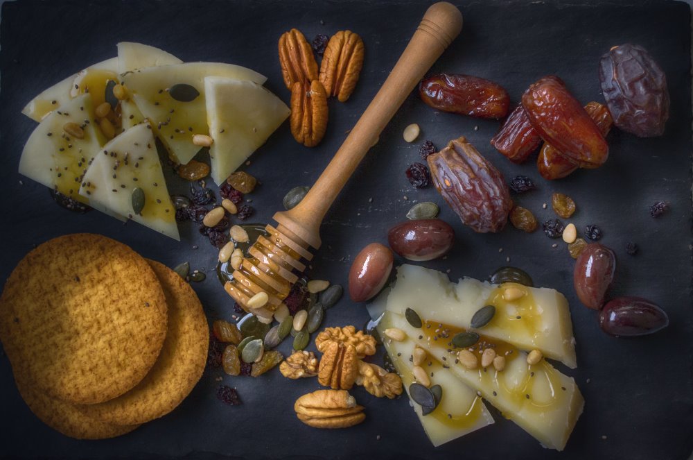 Datteri, formaggio, cracker e noci