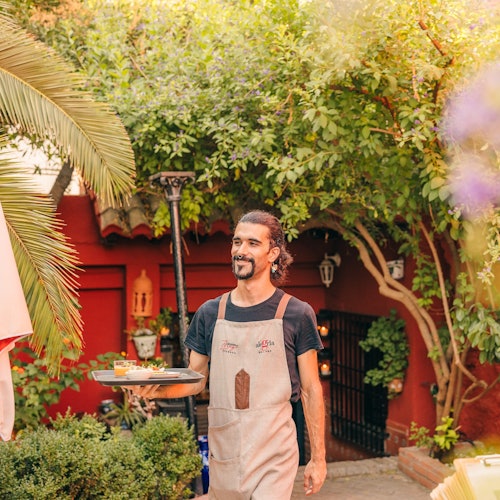 我们露台上的工作人员展现出专业与友好的态度