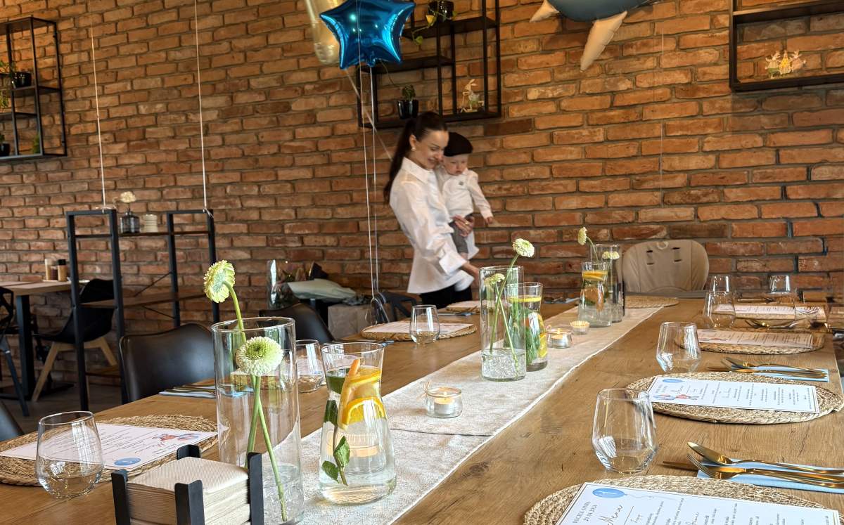 Stół i dekoracje podczas roczku w restauracji Niedźwiedzia 25