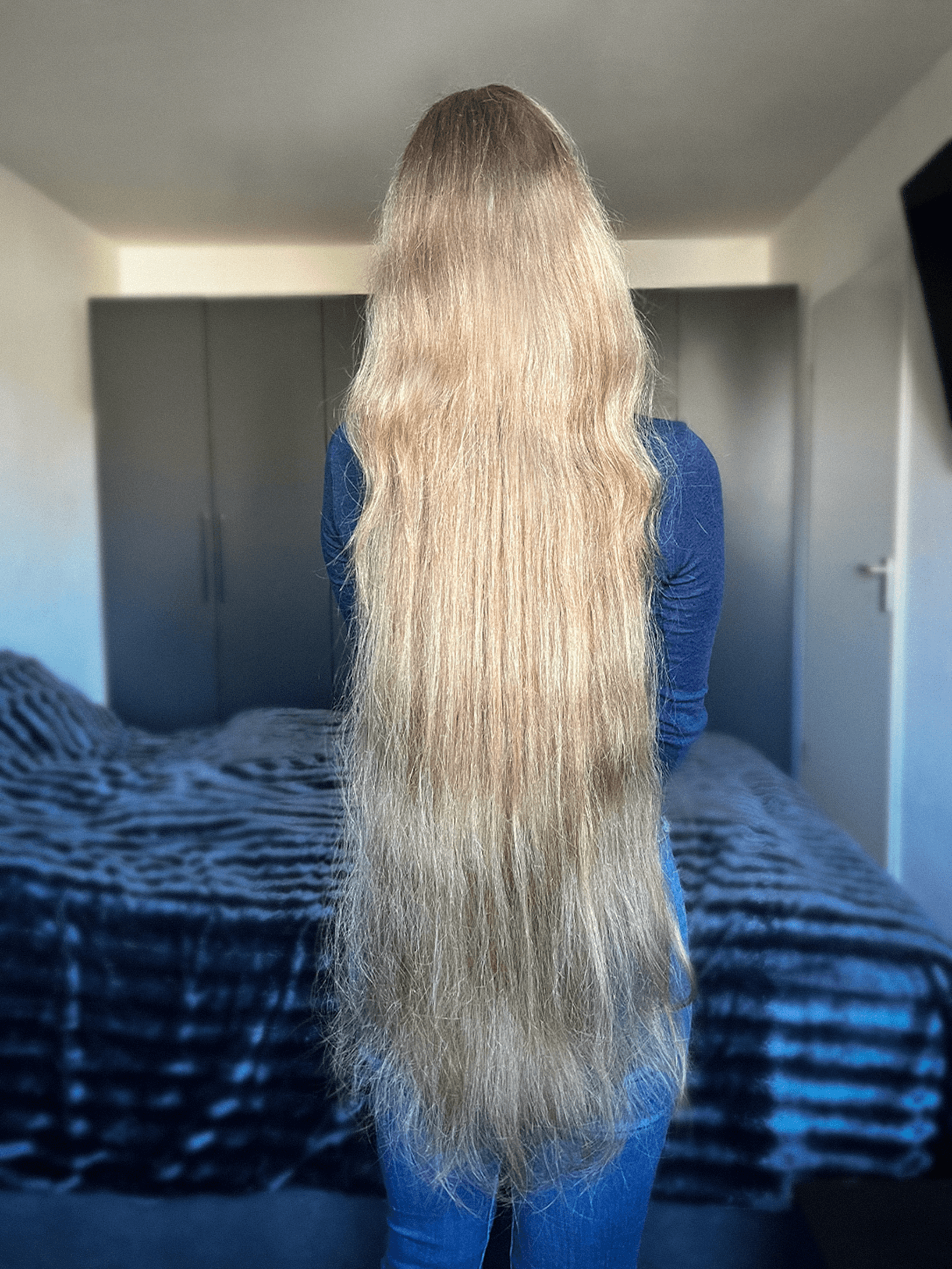 picture of a woman with mid tigh length hair