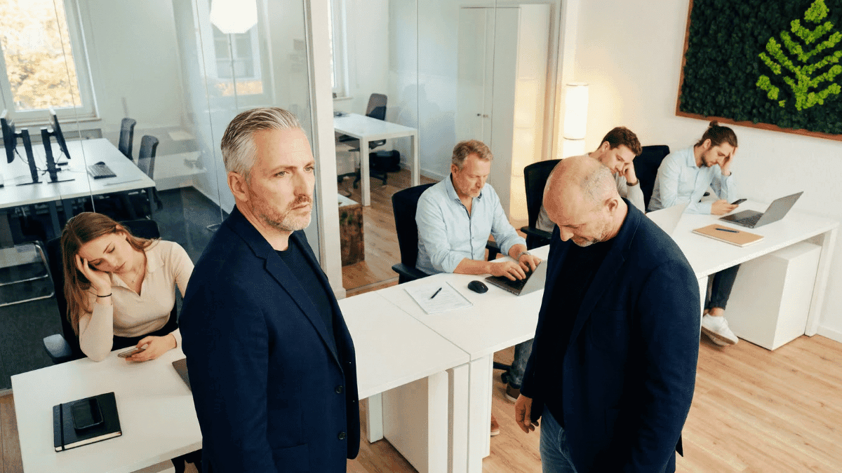 Büro mit 5 Beschäftigten und einer schlechten Stimmung. Mitarbeiterbindung senkt Fehlzeiten. 