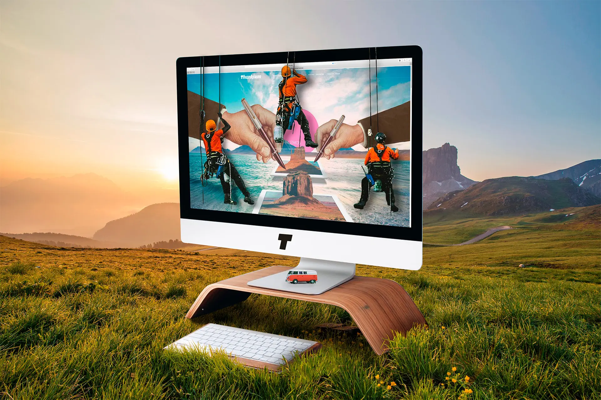 Montaje digital en monitor con escaladores y paisaje montañoso al atardecer.