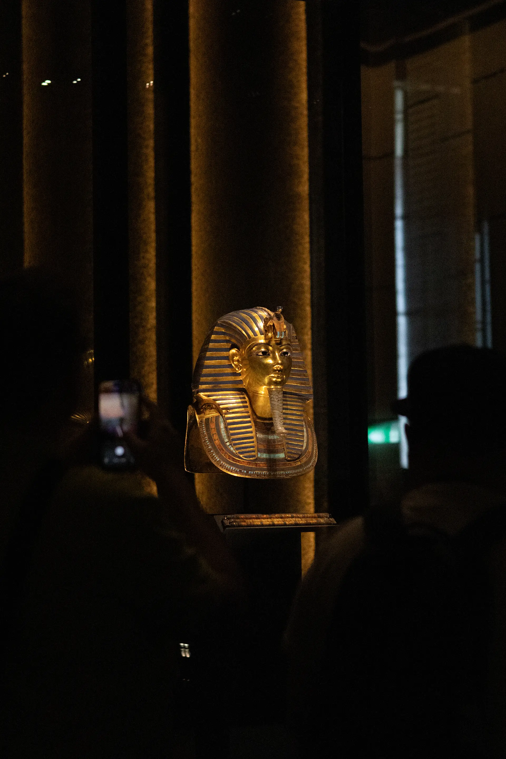 Yannik talks to ceramic artist Dai about the design of a mug