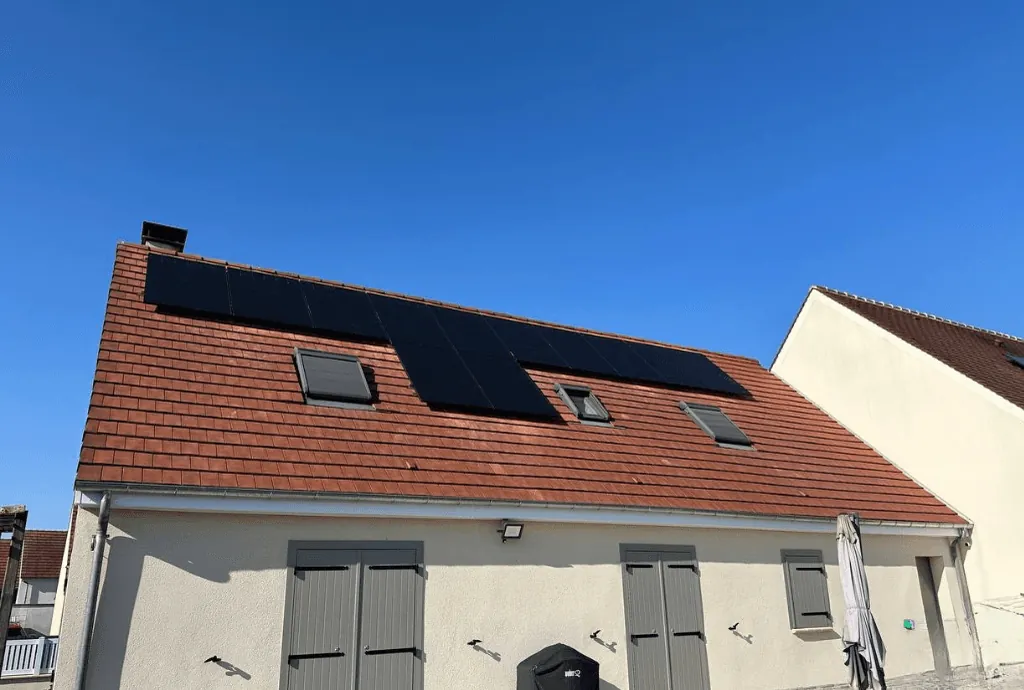 Photo d'une maison à Breuil-le-Sec équipée de panneaux photovoltaïques dont l'installation a été faite par Solarock.