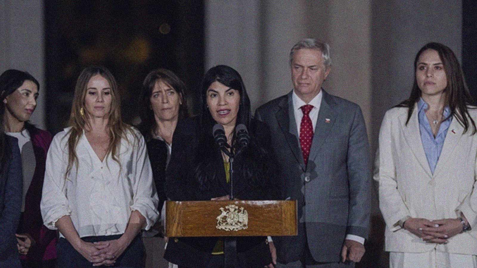 Imagen de la ministra Lincolao hablando acompañada por autoridades de Gobierno y el Presidente Kast en la columna de opinión La universidad bajo asedio de IdeaPaís.