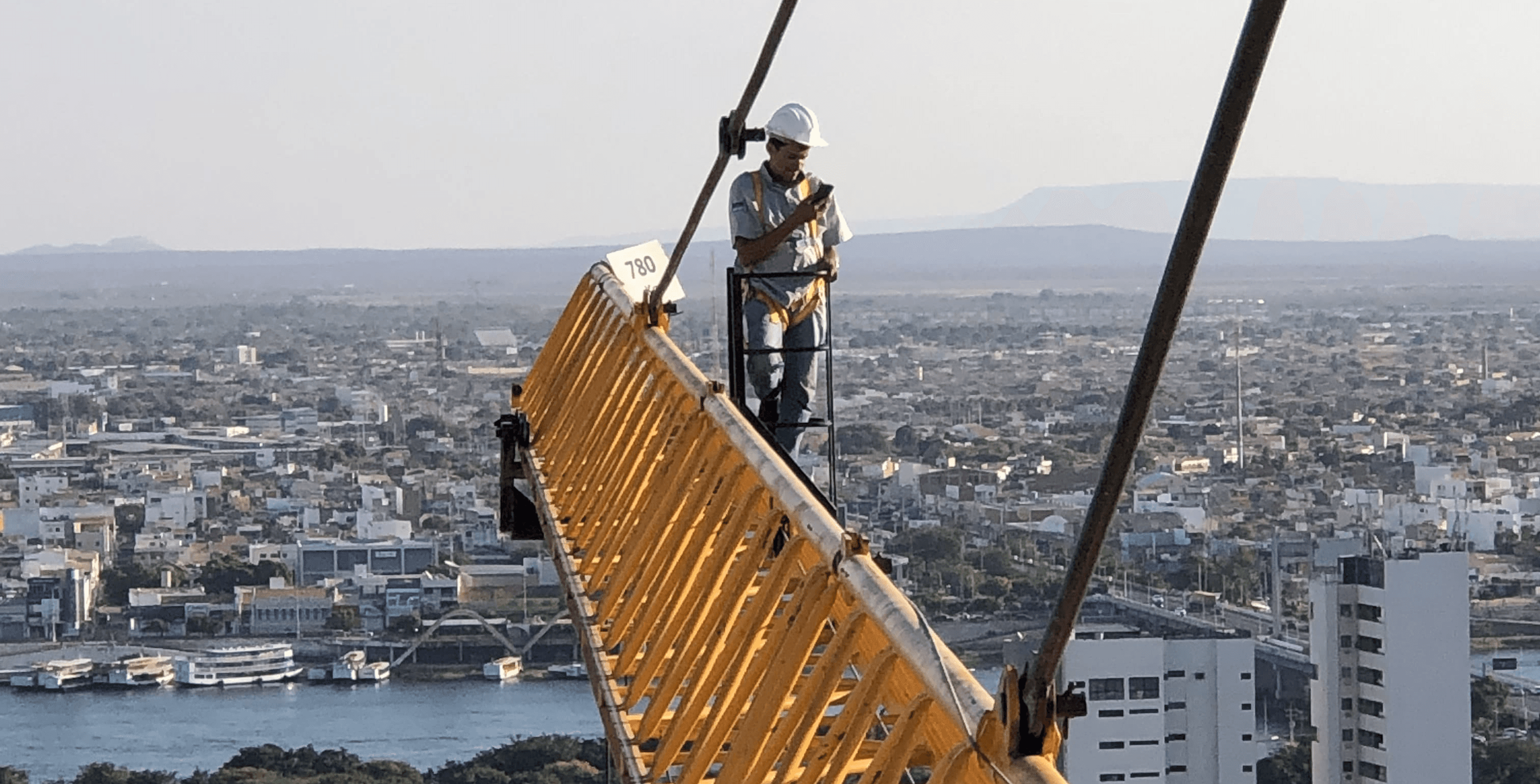Engenheiro da Majestosa realizando inspeção em grua de torre