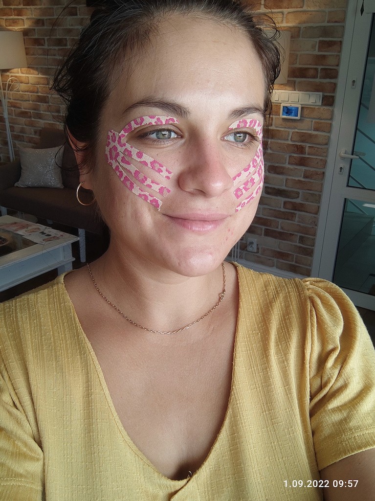 Profesjonalny kinesiotaping pod oczy na redukcję obrzęków i odmłodzenie skóry w Olala Kozienice.