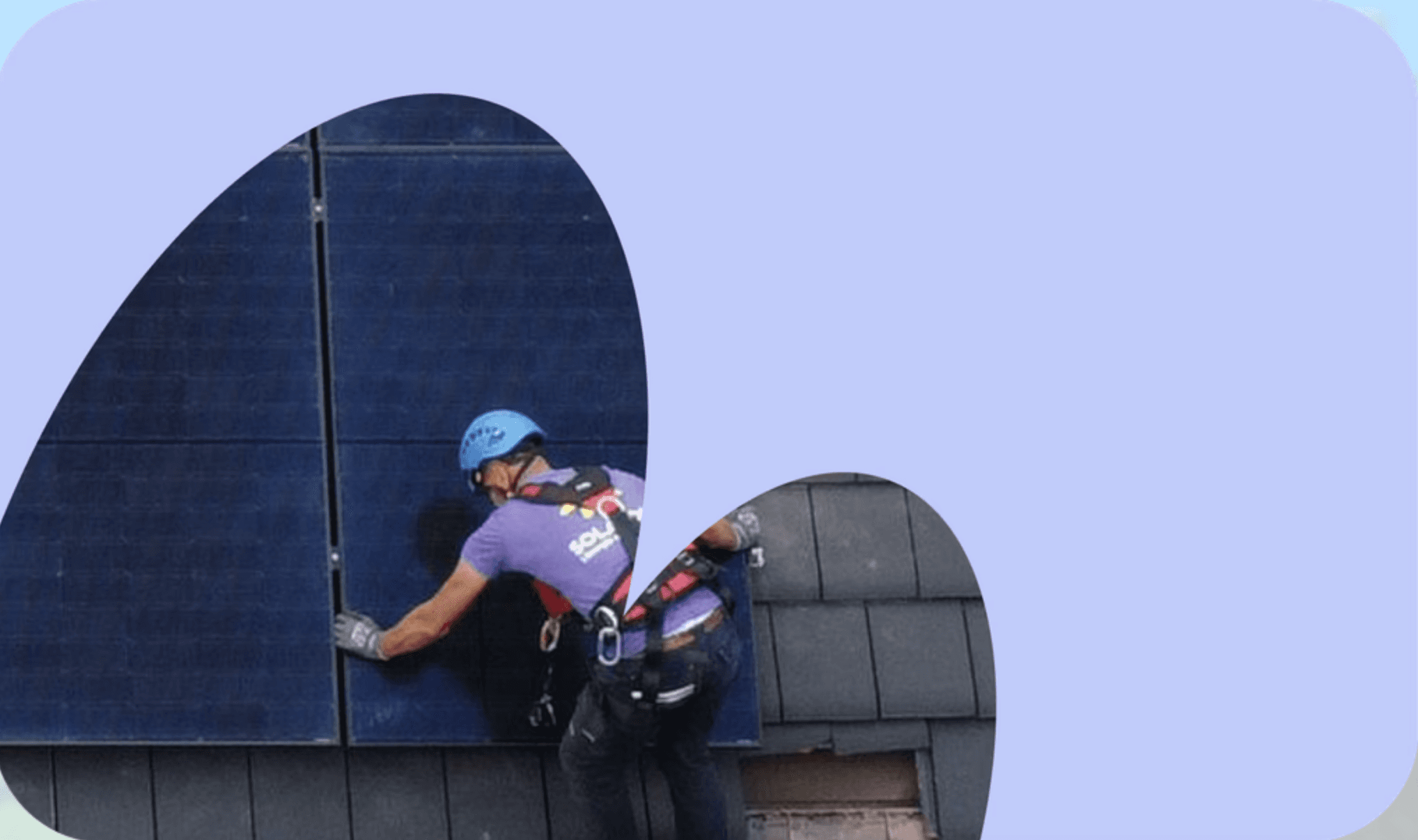 Photo d’un technicien Solarock formé et certifié par des diplômes d’État qui installe des panneaux solaires sur le toit d’une maison.