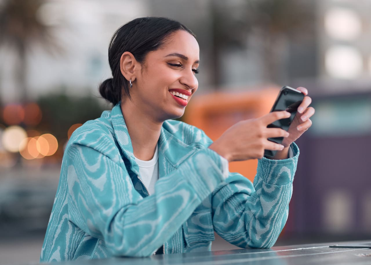 Mulher segurando um celular e utilizando