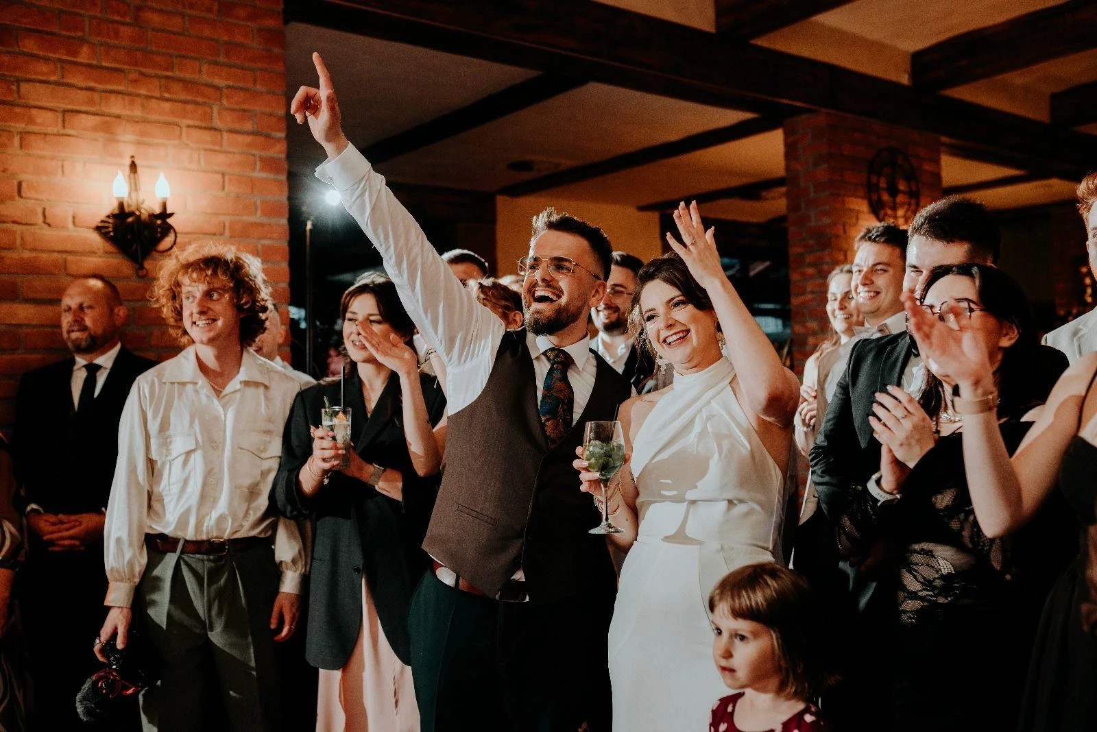 barman na wesele wicemistrz polski flair filip ciszkowski zabawia gości podczas pokazu barmańskiego na weselu