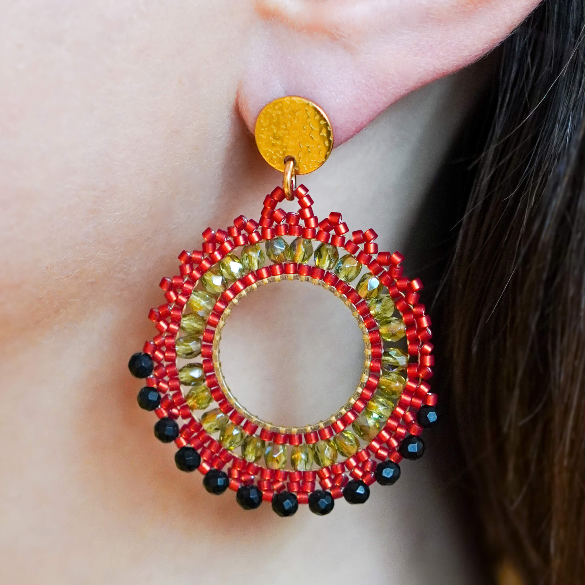 Handmade  kolczyki koła czerwone zielone czarne ze szklanych koralików i onyksu matowego moc pasja odwaga