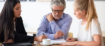 Famille assis à une table