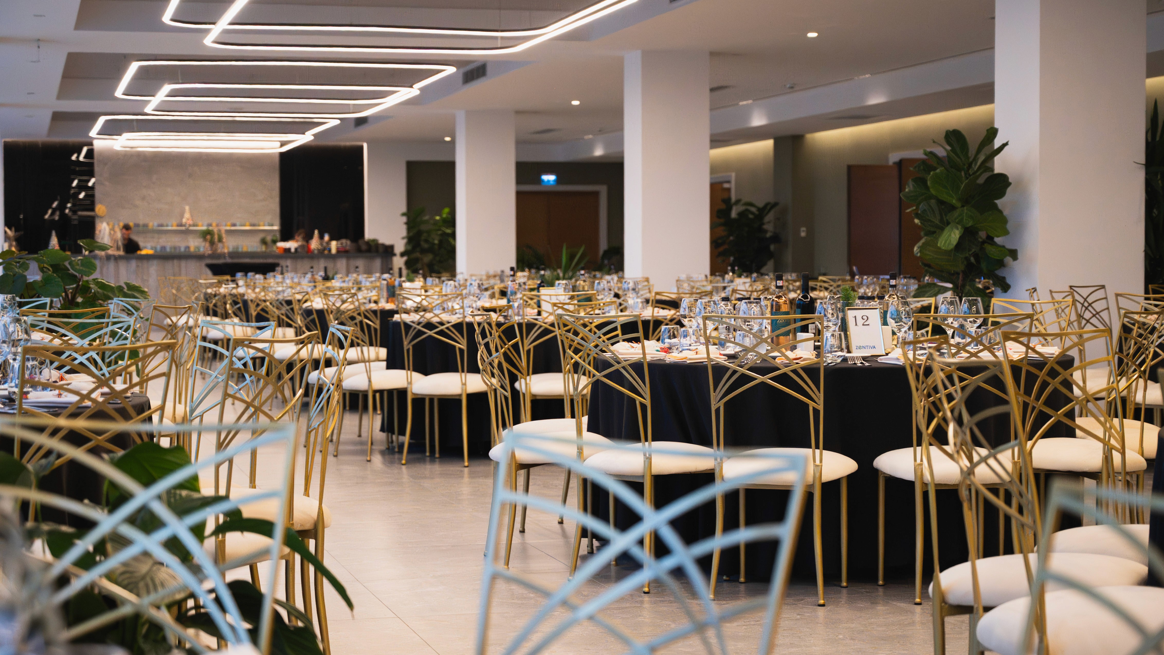 Setup interior pentru petrecerea corporate de Crăciun, decor modern și mese aranjate — fotograf eveniment corporate București.