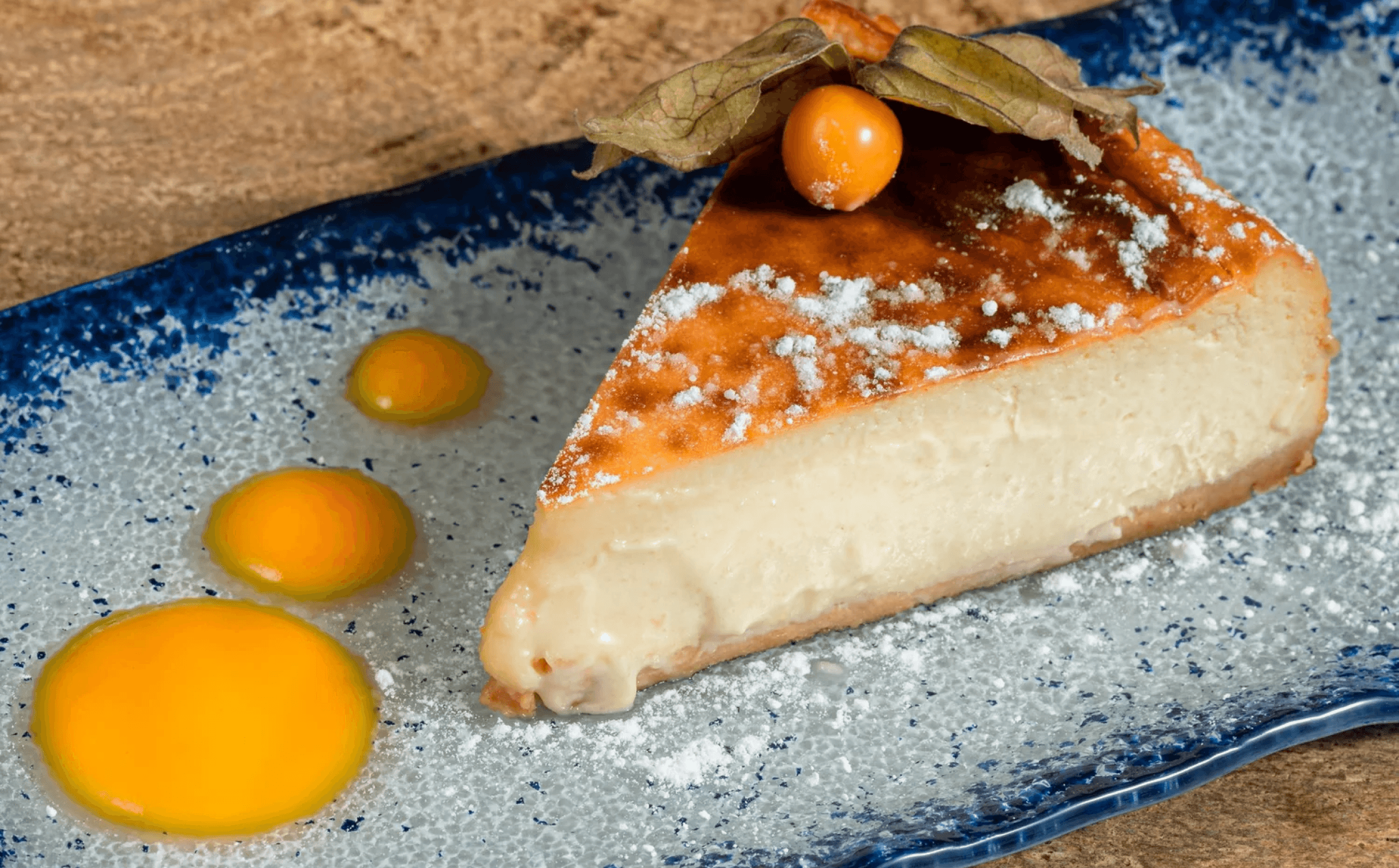 Tarta de queso cremosa casera con base de galleta, el postre estrella del restaurante Las Rosas Hatillo