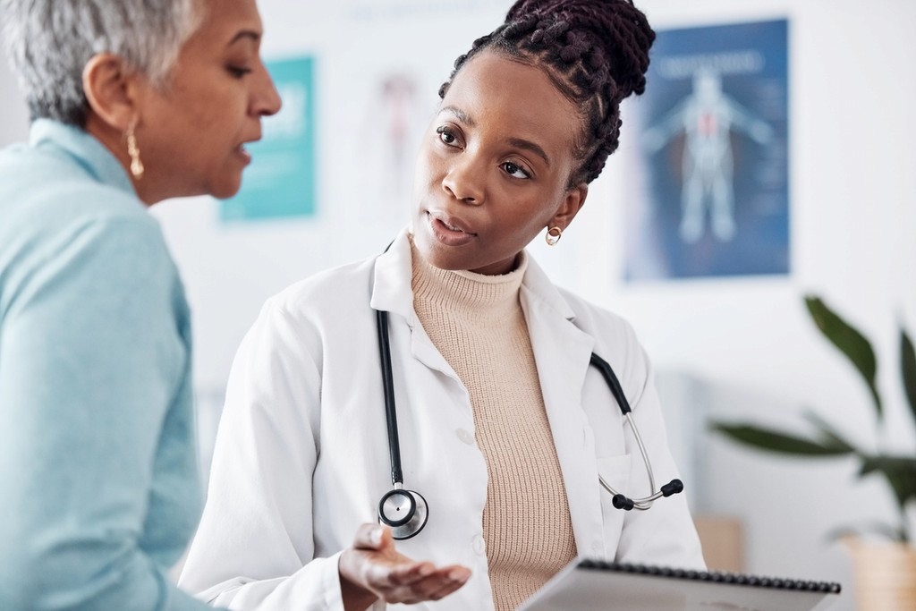 vårdgivare pratar med patient