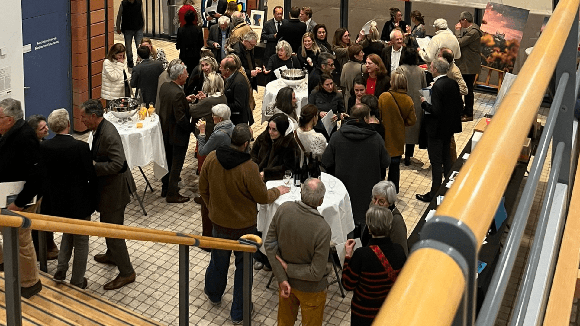 Public et ambiance au Musée d’Art Contemporain de Lyon (macLYON) pendant Les Trésors de Lyon, vente aux enchères solidaire au profit du Foyer Notre-Dame des Sans-Abri.
