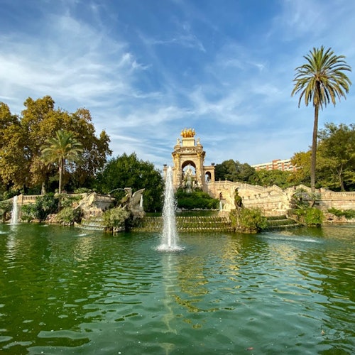 拥有喷泉、雕塑和棕榈树的西塔德拉公园。