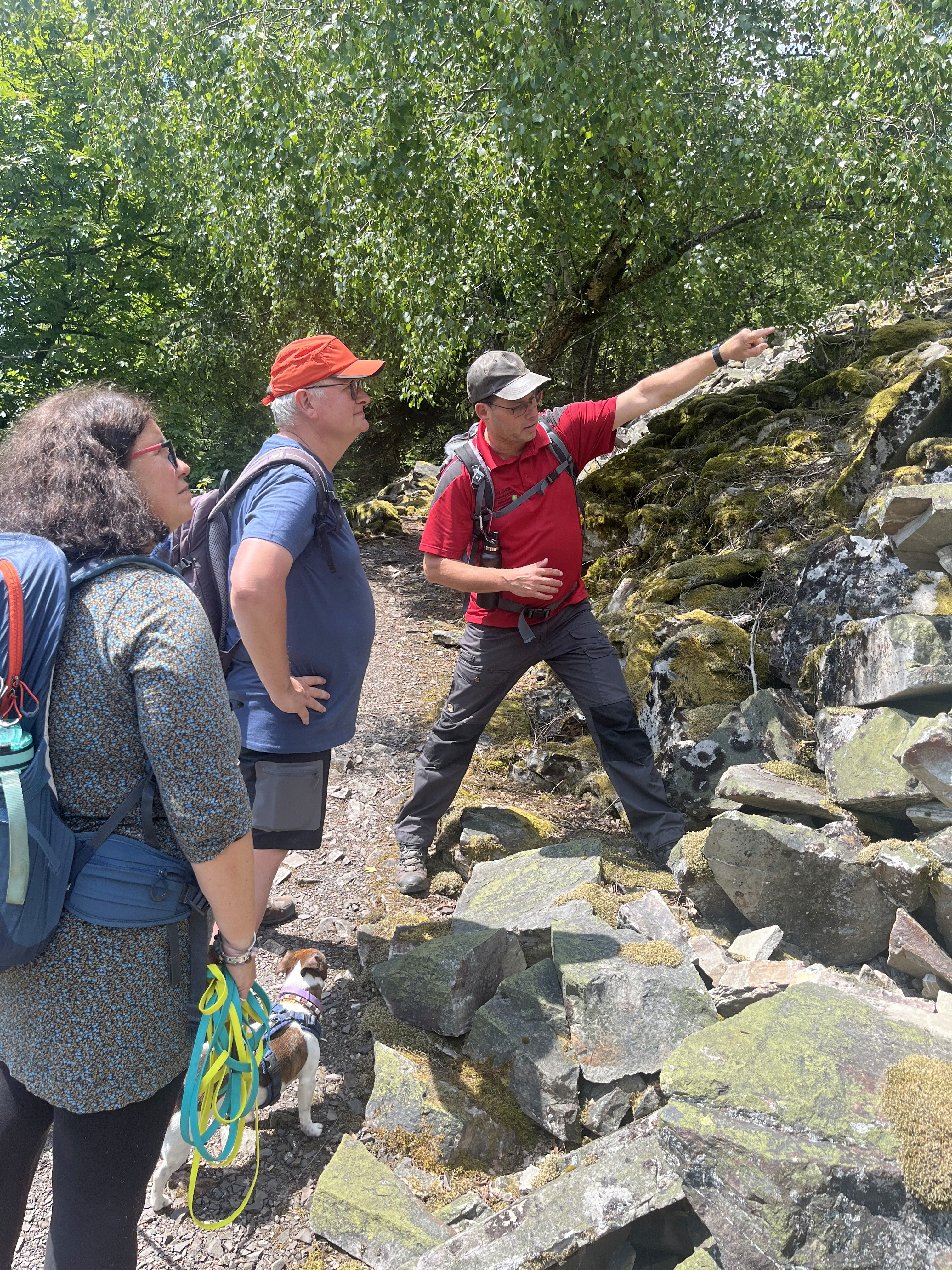 Nationalpark Führer Sascha erklärt auf der Rosselhalde die Entstehung und den Lebensraum der Wildtiere.
