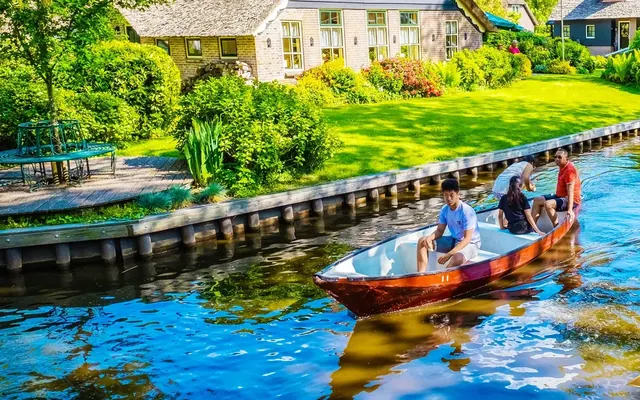 Giethoorn day trip with canal boat