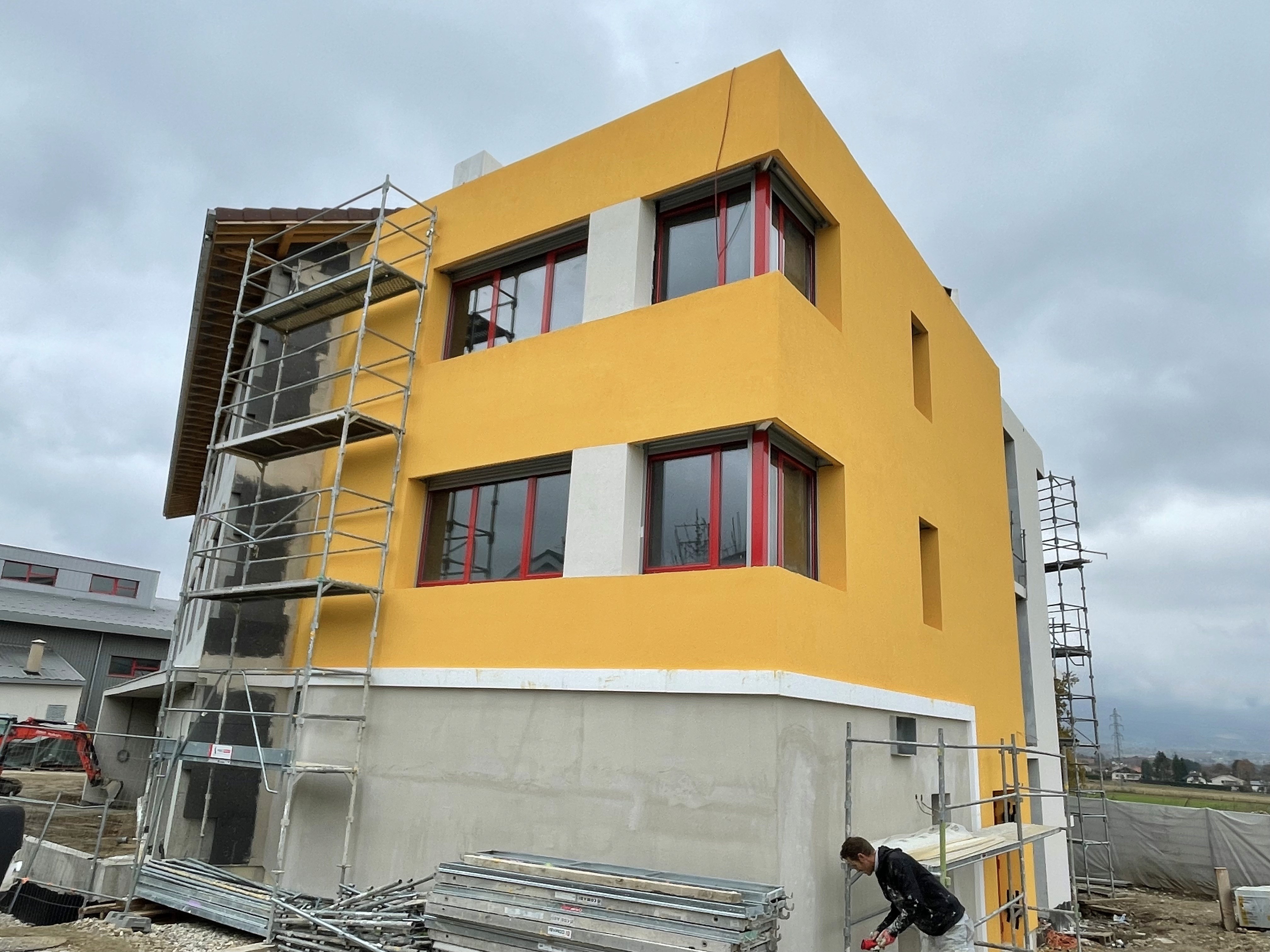 Façade jaune après application d’enduit lors d’une rénovation de façade à Annecy