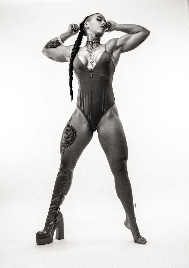 Album photo de luxe — French wedding photographer Paris — luxury wedding book France — Maison Elion — relique photographique rare — fragment intemporel — rituel artistique — photographe mariage haut de gamme — Seine-et-Marne 77 — album mariage bespoke sur mesure — timeless photography France — image symbolique — luxury French wedding photography