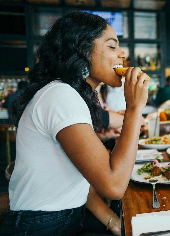 kona að njóta Maul hádegismatar