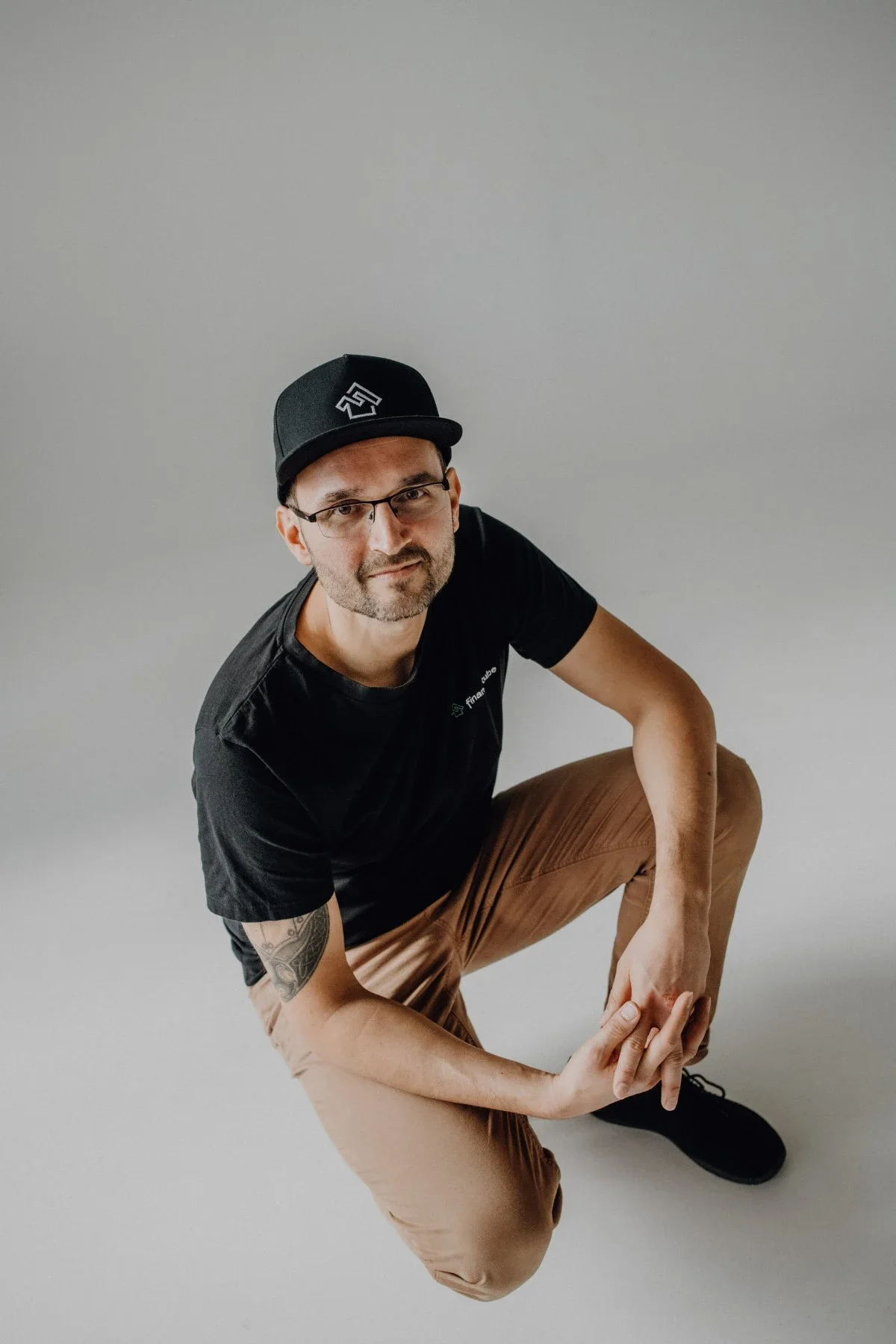 Lichtdurchfluteter Lounge-Bereich im Wytspace Studio in Erfurt mit Pflanzen und modernem Interieur, verfügbar zur Vermietung für eine inspirierende Atmosphäre.