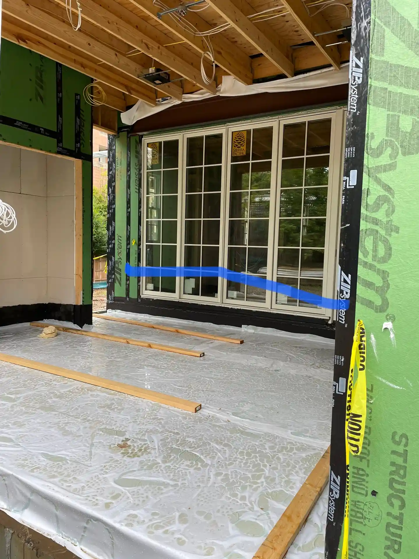 Couverture en plastique protégeant la membrane d'étanchéité contre les déchirures pendant la construction