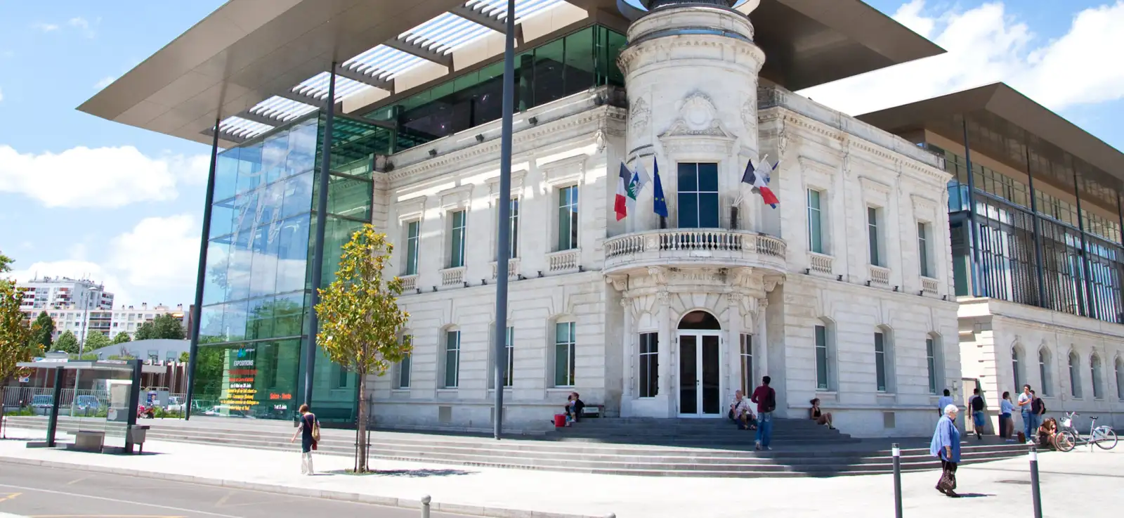 Mairie de Mérignac, façade pierre et architecture contemporaine