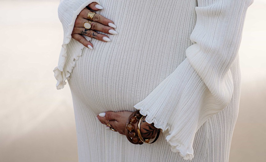 Amelia photographing