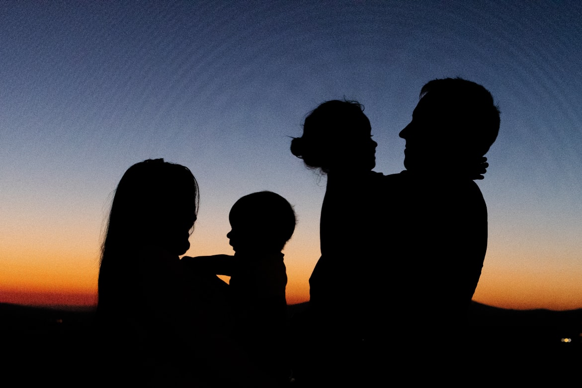https://images.unsplash.com/photo-1623501387383-1e19e63f17b9?q=80&w=1171&auto=format&fit=crop&ixlib=rb-4.0.3&ixid=M3wxMjA3fDB8MHxwaG90by1wYWdlfHx8fGVufDB8fHx8fA%3D%3D