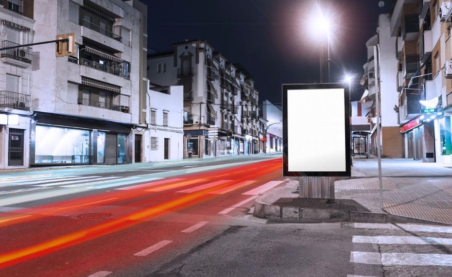 OOH ganha força nas favelas e desafia saturação da mídia digital