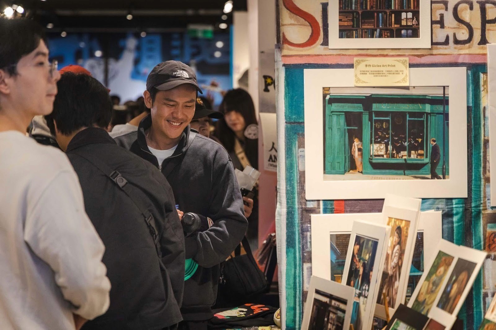 一張含有 服裝, 人員, 男人, 人的臉孔 的圖片

AI 產生的內容可能不正確。