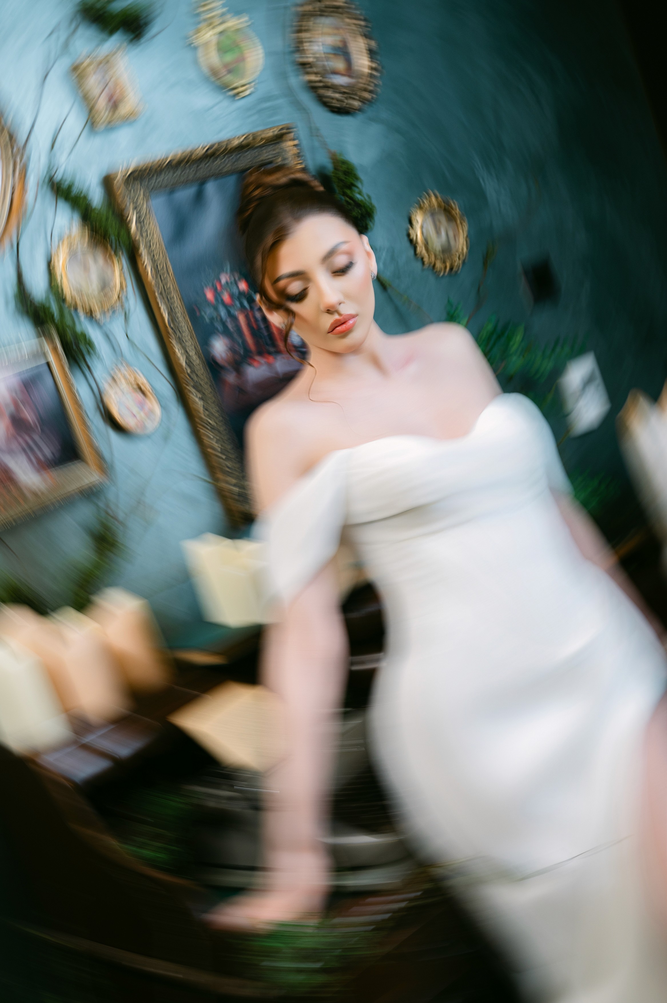 Prim-plan artistic cu rochia miresei și fundal vintage blurat, fotografie bridal editorială în București