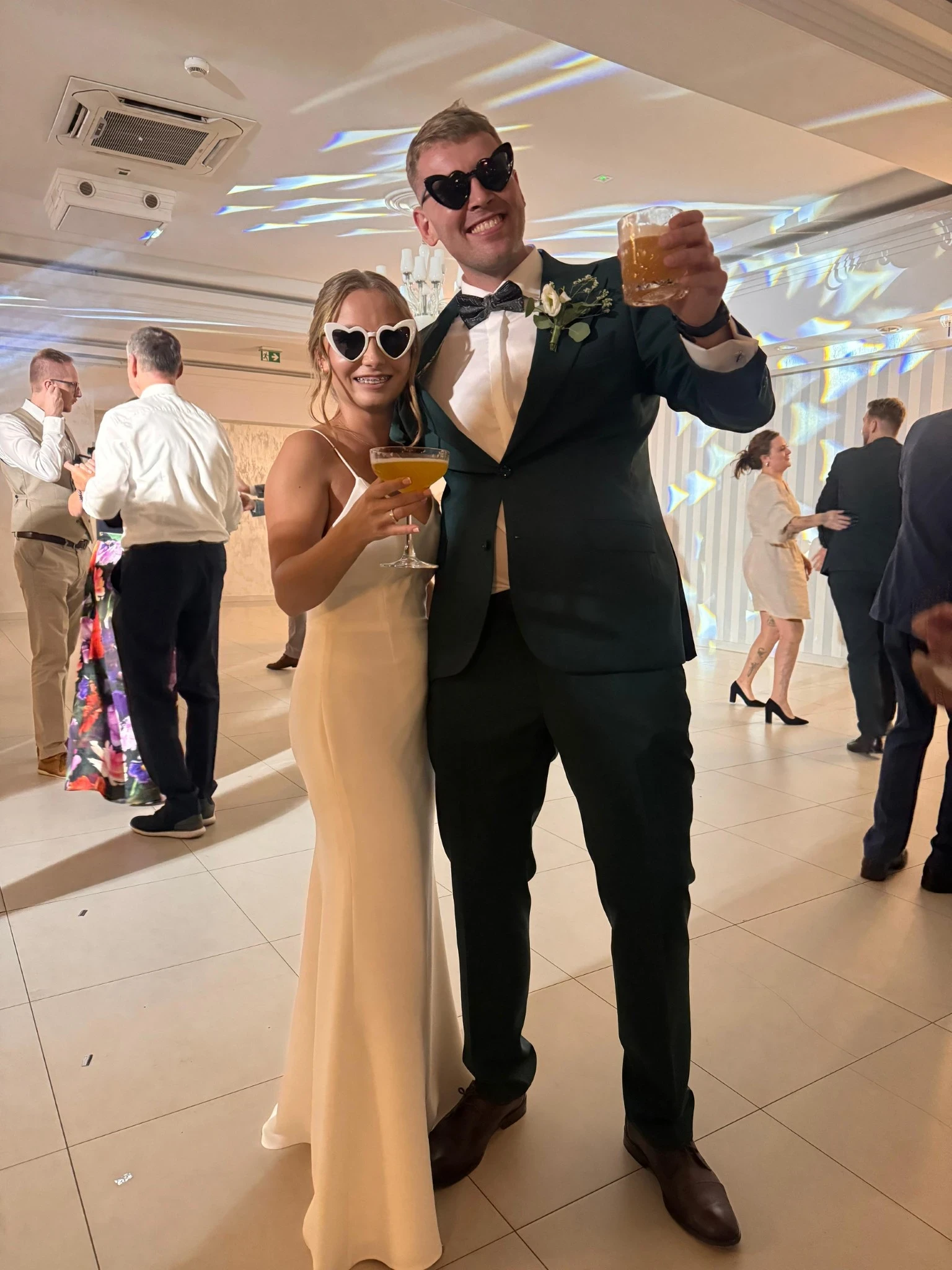 Barman na wesele prowadzący pokaz barmański, zachwycający gości.