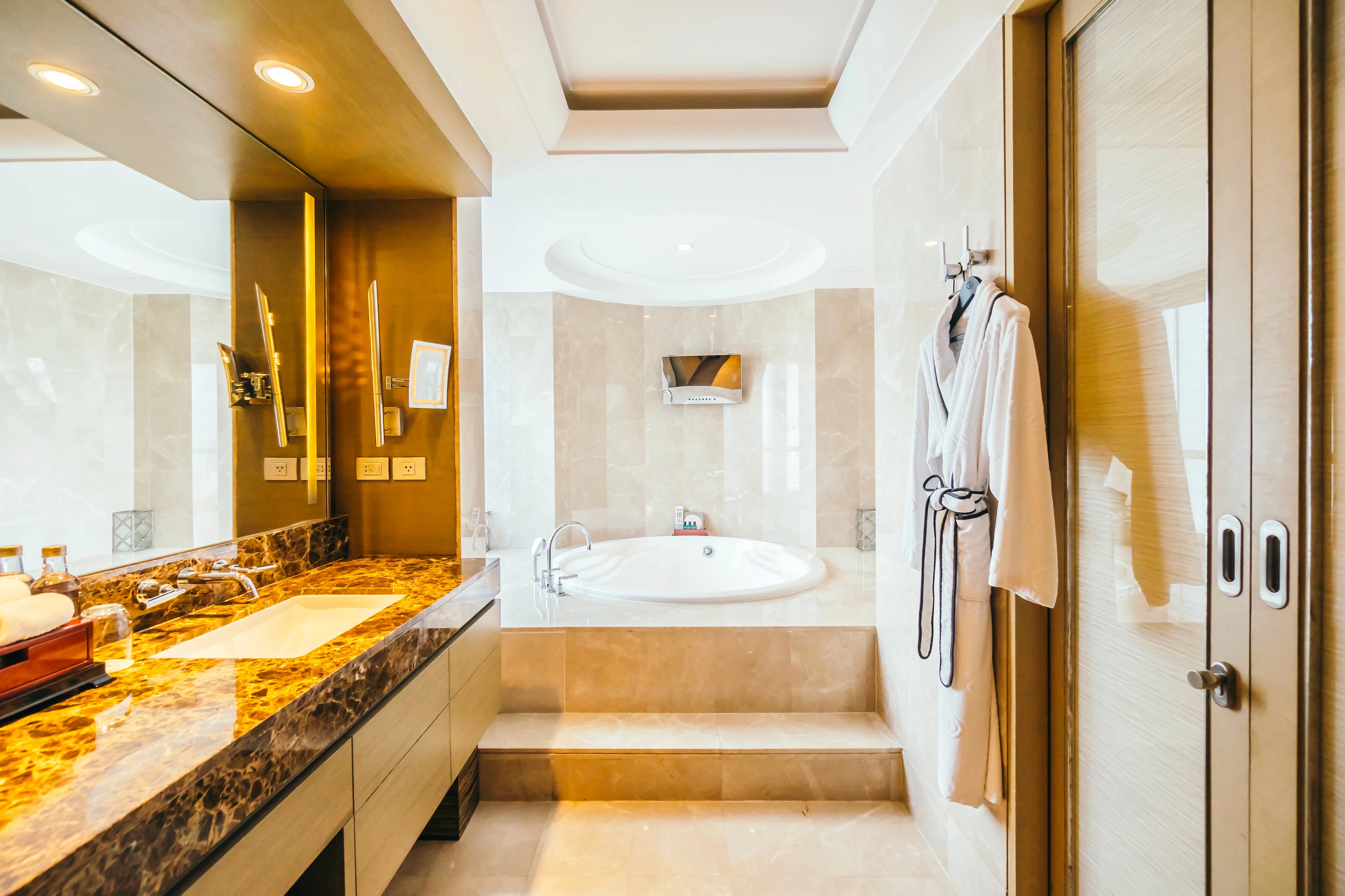 bangkok-thailand-august-12-2016-beautiful-luxury-bathroom