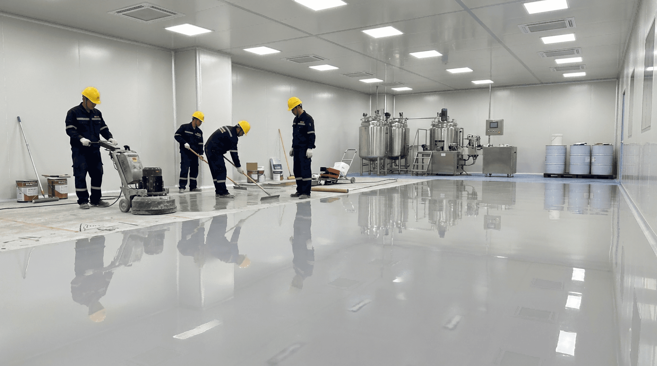 大埔化妝品廠ISO 22716無塵室施工，工程人員鋪設高光澤防塵環氧樹脂地坪及工業地板工程。