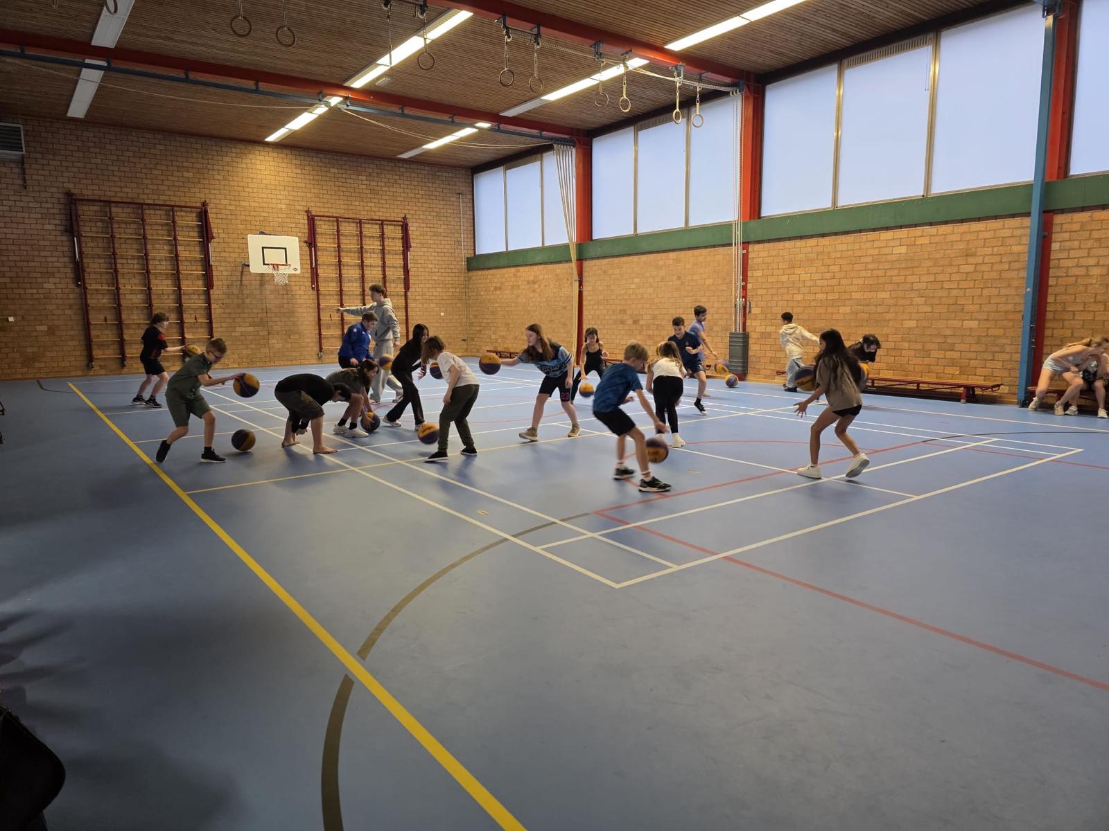 Karate clinic / les van Jong In Vorm voor basisschool kinderen in Rotterdam