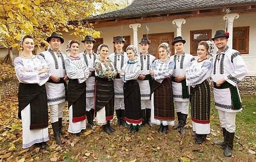 The traditional Romanian ia (blouse) with the altiță