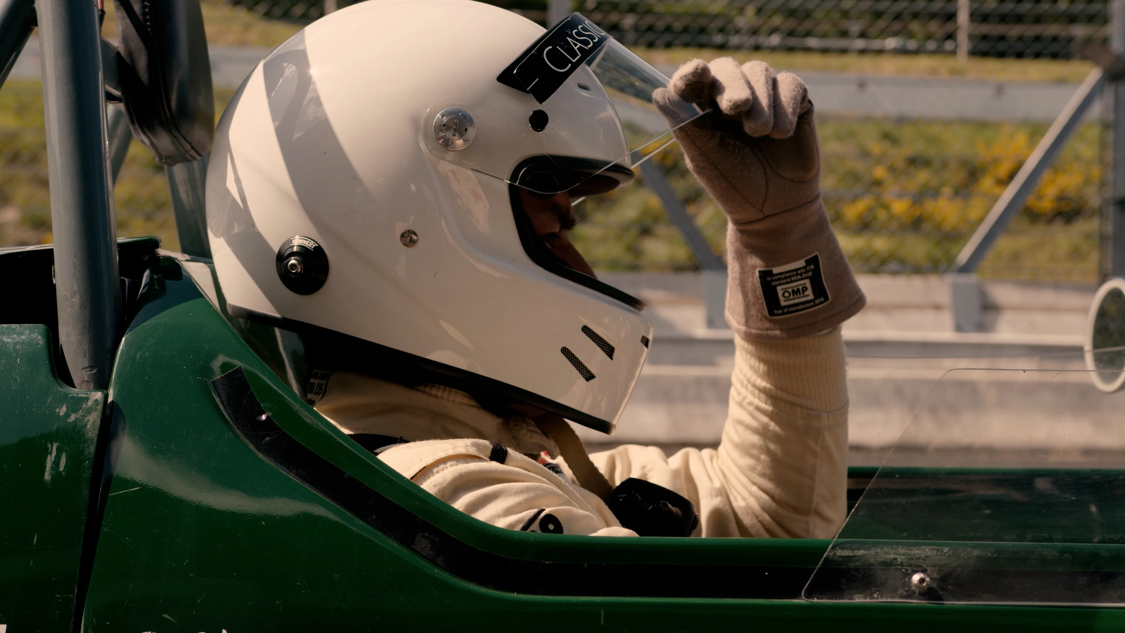 casque voiture de course f4