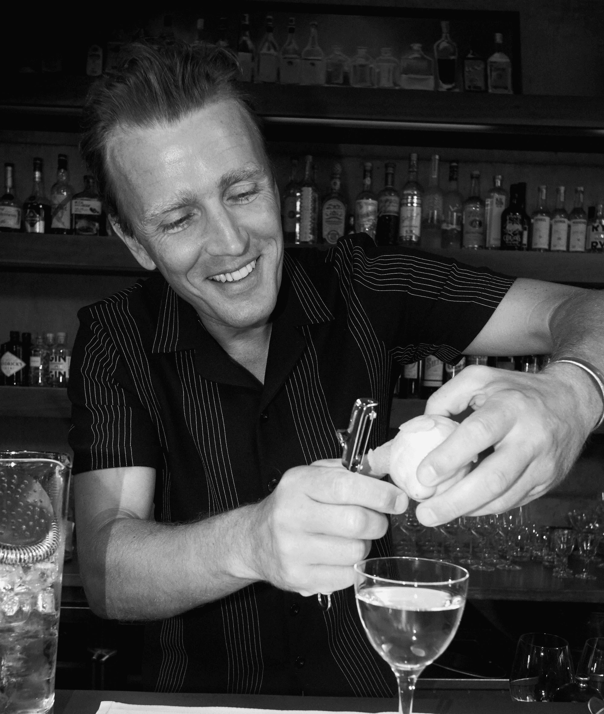 Wilfried Schöllmann bei der Zubereitung eines Drinks