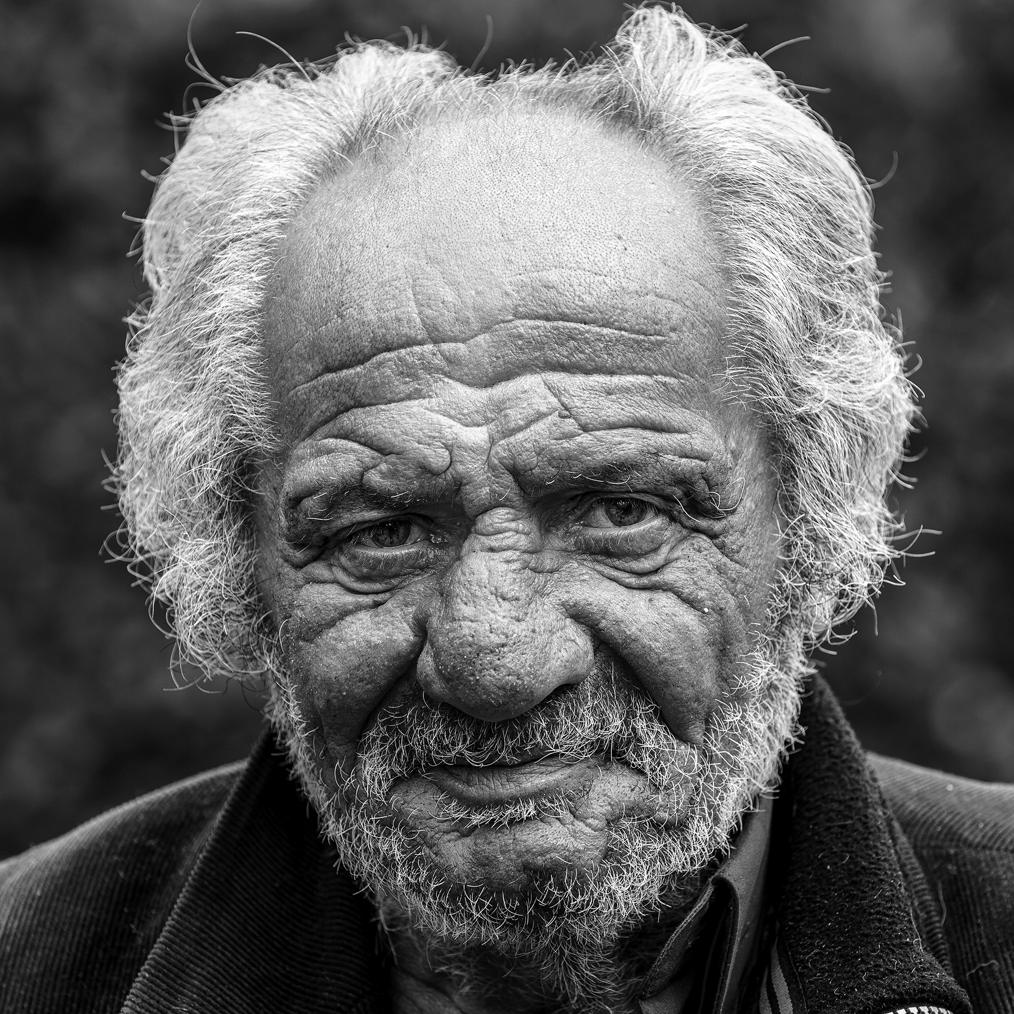 Frederic Bourcier, photographe documentaire, réalise des portraits d’un sans domicile fixe qui vient régulièrement lui rendre visite à son atelier. A travers ces photos, on peut voir les saisons , son humeur et surtout son état de fatigue.