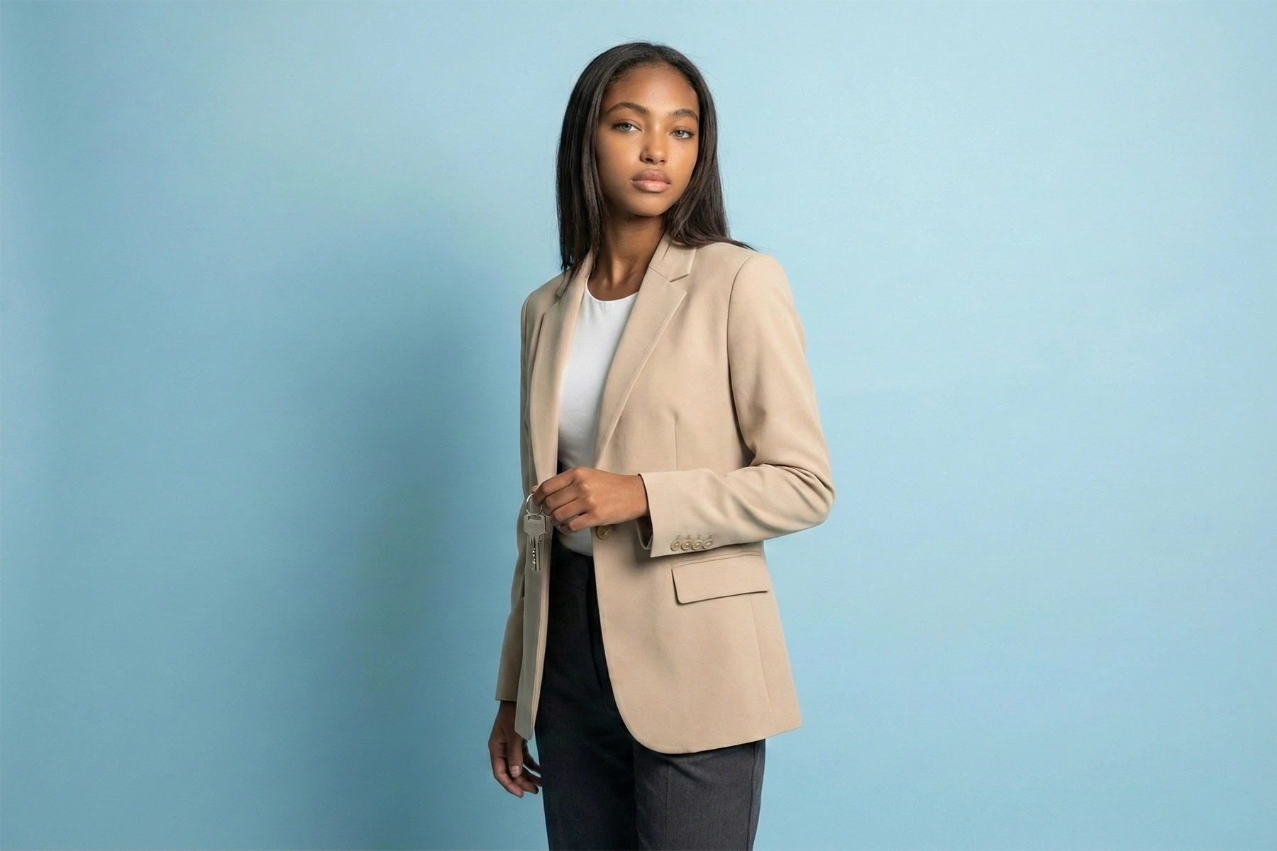 Symbolbild für professionelle Website-Erstellung: Eine selbstbewusste Frau steht für digitales Eigentum, langfristige Investitionen und Websites, die nachhaltig für Unternehmen arbeiten.