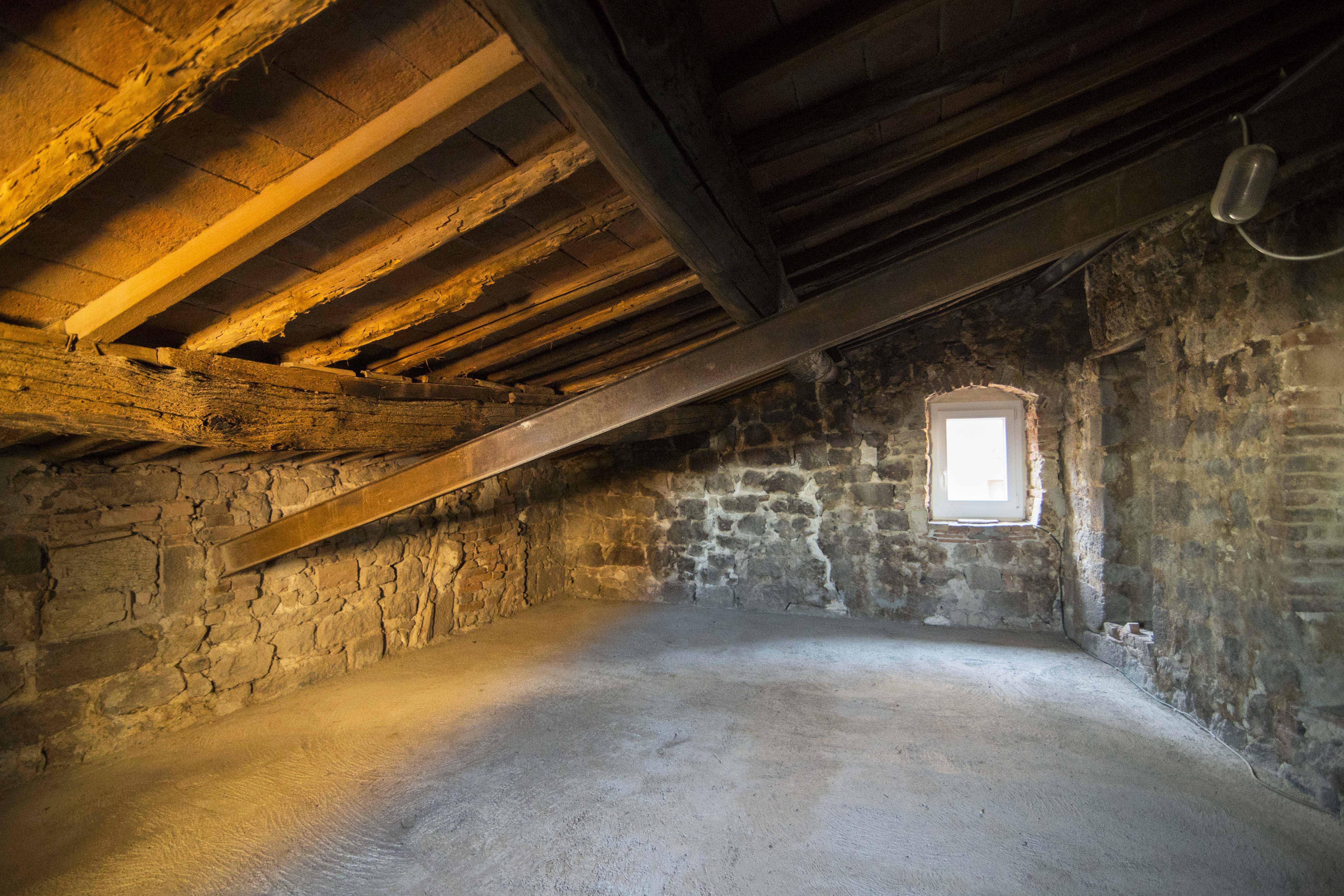 Interno con travi a vista di una casa di paese in Maremma Toscana