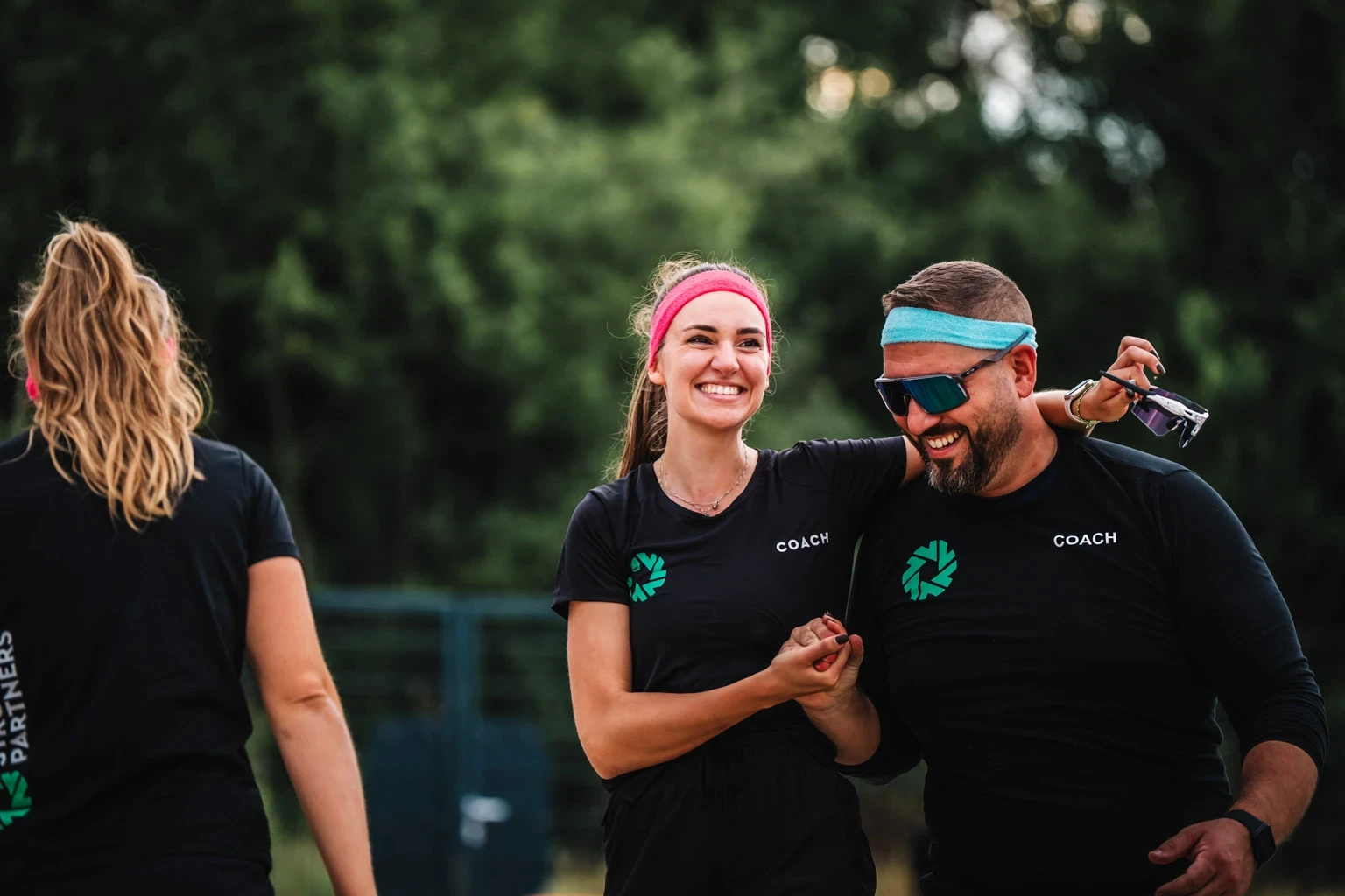 Frau und Mann im Strong Partners Shirt freuen sich